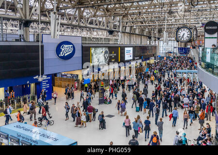 Besetzt Waterloo Bahnhof ein Terminus im Zentrum von London mit Pendler während der Rush Hour 2018, London, England, Großbritannien Stockfoto