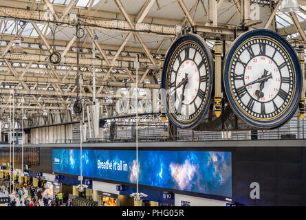 Große alte Vier konfrontiert, hängend an Bahnhof London Waterloo, London, England, Großbritannien Stockfoto