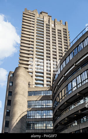 Das Barbican Estate, London, UK. Das 43-stöckige Cromwell Tower mit Blick auf die Wohnungen und Gärten von frobisher Crescent Stockfoto