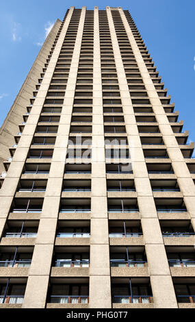 Das Barbican Estate, London, UK. Das 43-stöckige Cromwell Turm auf Seide Straße wurde im Jahr 1973 abgeschlossen Stockfoto