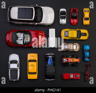 Spielwaren Modellautos Blick von oben auf schwarzem Hintergrund Stockfoto