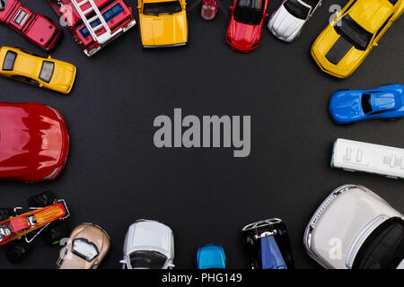 Spielwaren Modellautos Blick von oben auf schwarzem Hintergrund Stockfoto