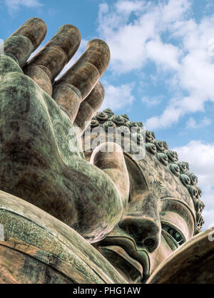 Buddha hand Geste Bedeutung Abhaya, keine Angst. Die Abhaya mudra ist mit der offenen Handfläche der rechten Hand gemacht. Nahaufnahme Detail von Tian Tan Buddha in Lant Stockfoto