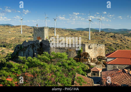 Anzeigen von sortelha Schloss, in Portugal, mit Energie Windmühle im Hintergrund. Stockfoto