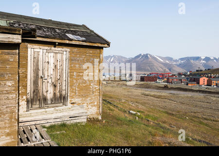 Longyearbyen, Svalbard, Norwegen - 13. August 2018: Eine alte hölzerne Häuser entlang der Straße im Sommer. Stockfoto
