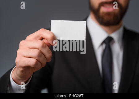 Besuchen Sie Karte in männlicher Hand Stockfoto