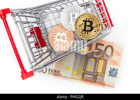 Bild von Bitcoins im Warenkorb auf Euro bill Stockfoto