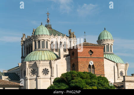 Basilika Saint-Sixte d'Ars, Wallfahrtskirche in Ars-sur-Formans, Auvergne-Rhone-Alpes, Frankreich | Basilika Saint-Sixte d'Ars, Wallfahrtskirche in Stockfoto