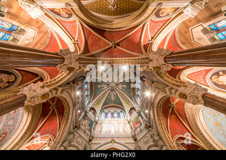 Kuppel der Basilika Saint-Sixte d'Ars, Wallfahrtskirche in Ars-sur-Formans, Auvergne-Rhone-Alpes, Frankreich | Decke und Kuppel, Basilika Saint-Sixt Stockfoto