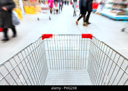 Leeren Wagen im Supermarkt Stockfoto