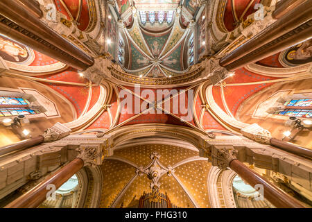 Kuppel der Basilika Saint-Sixte d'Ars, Wallfahrtskirche in Ars-sur-Formans, Auvergne-Rhone-Alpes, Frankreich | Decke und Kuppel, Basilika Saint-Sixt Stockfoto