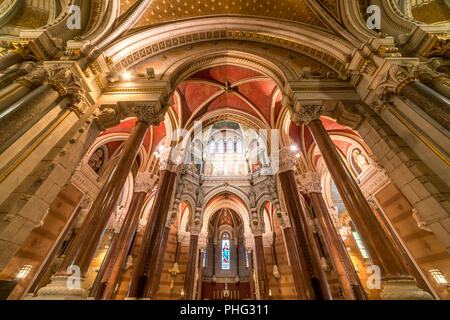 Innenraum der Basilika Saint-Sixte d'Ars, Wallfahrtskirche in Ars-sur-Formans, Auvergne-Rhone-Alpes, Frankreich | Innenraum der Basilika Saint-Six Stockfoto