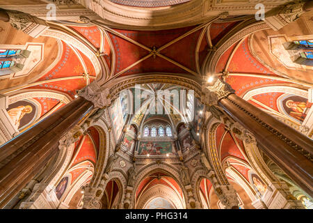 Kuppel der Basilika Saint-Sixte d'Ars, Wallfahrtskirche in Ars-sur-Formans, Auvergne-Rhone-Alpes, Frankreich | Decke und Kuppel, Basilika Saint-Sixt Stockfoto