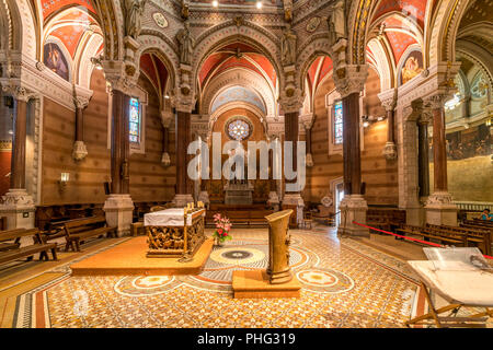 Innenraum der Basilika Saint-Sixte d'Ars, Wallfahrtskirche in Ars-sur-Formans, Auvergne-Rhone-Alpes, Frankreich | Innenraum der Basilika Saint-Six Stockfoto