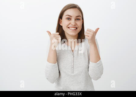 Halten Sie das Tun groß. Portrait von charmantes, freundliches, Frau Jubel von Freund unterstützen ihn auf den Wettbewerb die Daumen bis in jubeln und wie froh, Genehmigung coole Idee Stockfoto