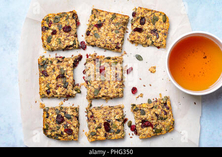 Granola Bars , hausgemachte Snacks Superfoods, Bars mit Cranberry, Kürbiskerne, Hafer, Chia und Leinsamen auf hellen Hintergrund, vegane Mahlzeit Stockfoto
