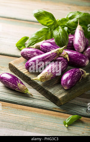 Haufen kleine Aubergine oder Aubergine Stockfoto