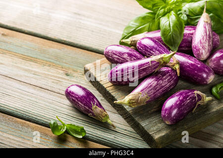 Haufen kleine Aubergine oder Aubergine Stockfoto