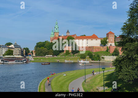 Krakau, Polen - 12. August 2018: die Weichsel (Wisla) Ufer mit Menschen entspannen, genießen Sonne, radfahren und Wawel Hill im Hintergrund Stockfoto