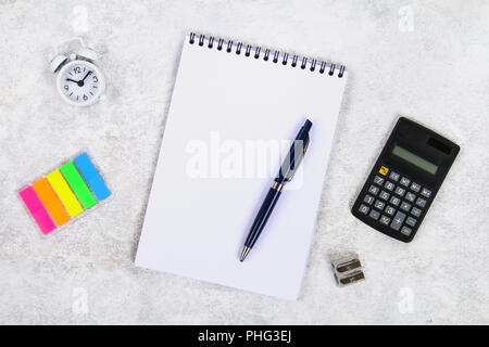 Buchhaltung, Finanzkonzept, flach oder Blick von oben auf die schwarzen Kugelschreiber, Taschenrechner mit weißen Notepad auf Tisch mit leeren Kopie Raum, Mathematik, Kosten, Steuer- oder inv Stockfoto