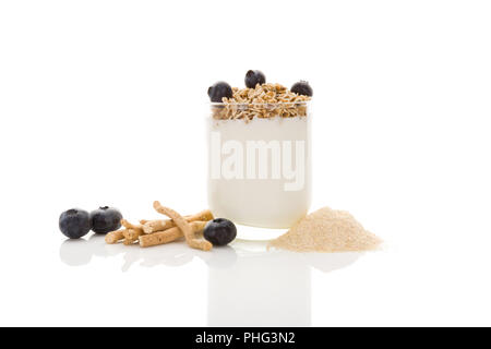 Ashwagandha Withania somnifera root, root und Masse mit Joghurt. Adaptogene Nahrungsergänzung. Stockfoto