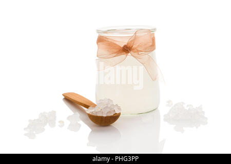 Tibi Kristall, tibicos, Zucker, Kefir, Körner in Glas auf weißem Hintergrund. Stockfoto