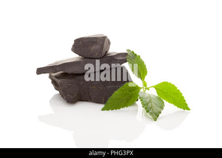 Shungite Steine auf weißem Hintergrund. Stockfoto