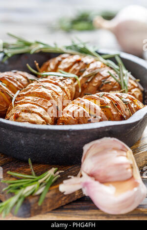 Kartoffeln in der Schale gebacken mit Rosmarin. Stockfoto