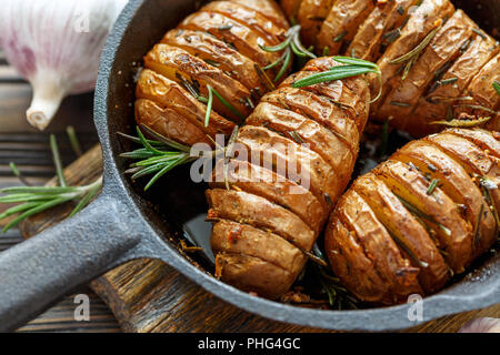 Kartoffeln in der Schale gebacken mit Rosmarin. Stockfoto