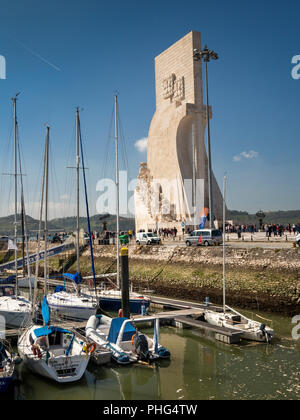 Portugal, Lissabon, Belem, Padrao dos Deccobrimentos, die Entdeckungen Denkmal, hinter Boote in der Marina vor Anker Stockfoto