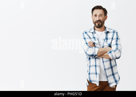 Verwirrt Vati beobachten, Nachrichten mit Unsinn Reporter war schockiert, erzählt, Stimme mit seltsamen Meinung. Portrait von befragt und clueless gut aussehender Mann, Anheben der Augenbrauen und starrte auf die Kamera Stockfoto