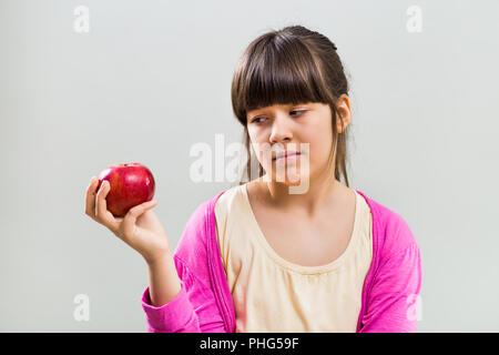 Kleines Mädchen will nicht Obst zu essen. Stockfoto