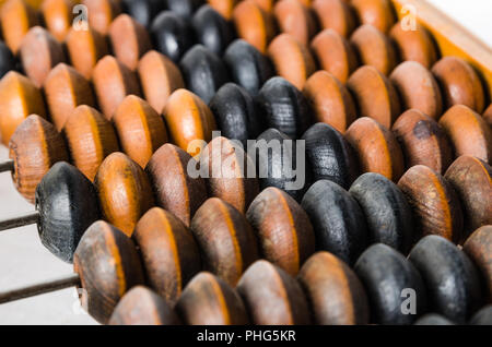 Alte Abacus, close-up auf Weiß isoliert Stockfoto