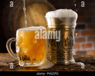 Krug Bier und Fässer in kleinen Keller Stockfoto