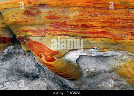 Close-up ein erstaunlich bunten Felsen Bildung auf einem Strand in der Nähe von Kapstadt, Südafrika Stockfoto