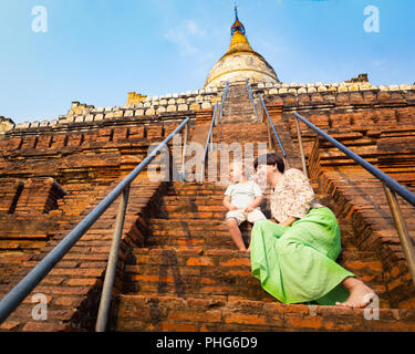 Kind und Mutter klettern auf shwesandaw Pagode in Bagan. Myanmar Stockfoto