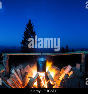 Kochen in den Topf in Brand Stockfoto