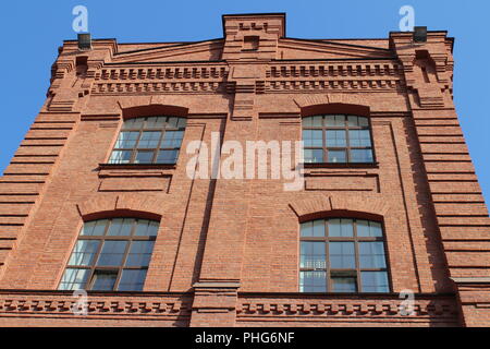 Alten Ziegel Industriegebäude mit Windows Stockfoto