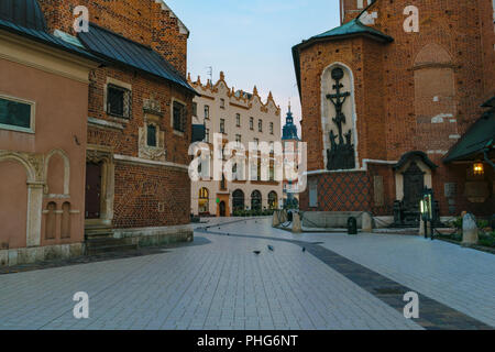 Krakauer Altstadt mit den Kirchen St. Maria, St. Barbara und Rathaus Turm im Hintergrund Stockfoto