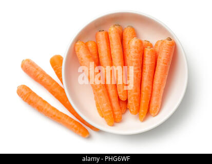 Karotten in der Schüssel isoliert auf weißem Hintergrund Stockfoto