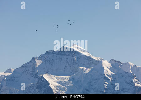 Die Schweizer Luftwaffe fliegt eine Anzeige über die Alpen im Berner Oberland Stockfoto