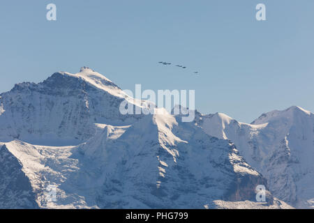 Die Schweizer Luftwaffe fliegt eine Anzeige über die Alpen im Berner Oberland Stockfoto