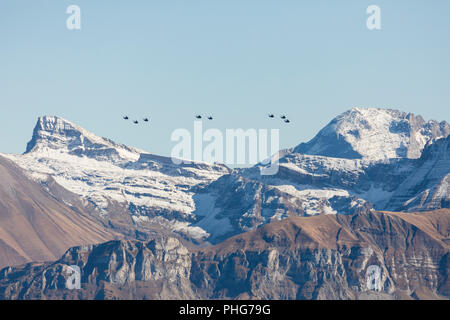 Die Schweizer Luftwaffe fliegt mit seinem Hubschrauber ein Display in den Alpen im Berner Oberland in der Schweiz Stockfoto