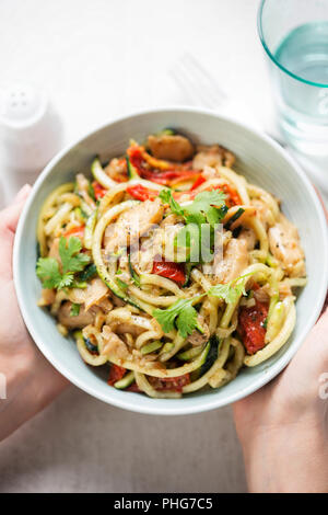 Vegetarische Braten mit Chili und Koriander Soja Chunks mit spiralförmig Zucchini Spaghetti und halb Rühren getrocknete Tomaten Stockfoto