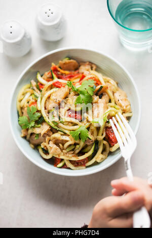 Vegetarische Braten mit Chili und Koriander Soja Chunks mit spiralförmig Zucchini Spaghetti und halb Rühren getrocknete Tomaten Stockfoto