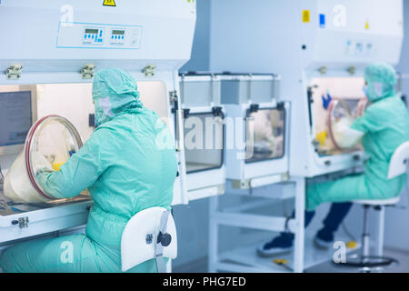 Pharmazeutische Techniker in steriler Umgebung arbeiten an der Produktion von Pillen auf Apotheke factory (flacher DOF; Farbe getonte Bild) Stockfoto