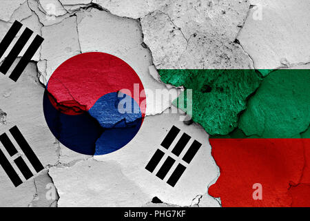 Flagge von South Korea und Bulgarien malte auf Risse an der Wand Stockfoto