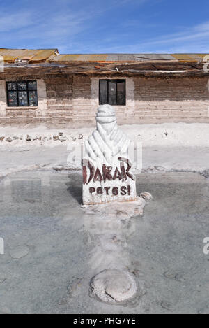 Rallye Dakar Denkmal vor dem Playa Blanca Salz Hotel auf dem Salar de Uyuni, Bolivien Stockfoto