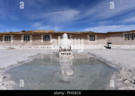 Rallye Dakar Denkmal vor dem Playa Blanca Salz Hotel auf dem Salar de Uyuni, Bolivien Stockfoto