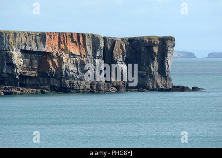 Aufbau Kopf, vom Meer mit den steilen Klippen des Mähens Wort gesehen auf der Ostseite und Insel Caldey am Horizont Stockfoto